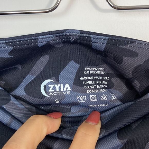 ZYIA Active Black Camo Pocket Light n Tight Hi-Rise Capri Size S - Picture 3 of 6